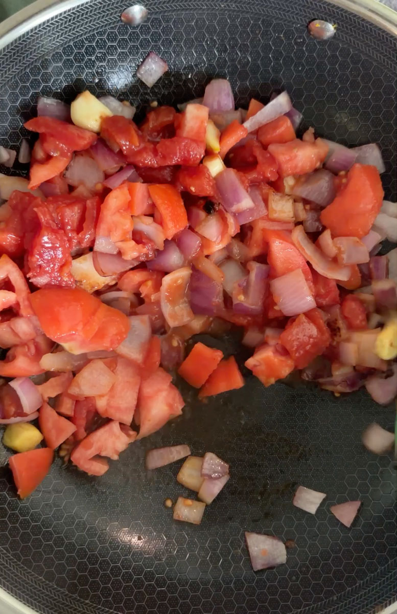 Saute onion, tomatoes, ginger & garlic in a pan.