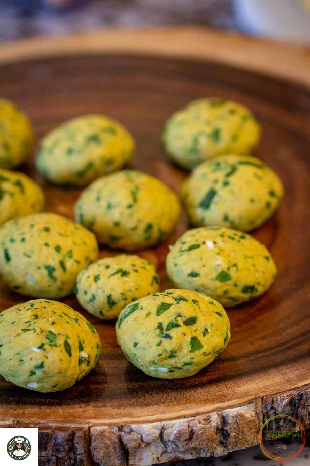 Image of methi paratha dough rolled in balls with 1-inch diameter in size.