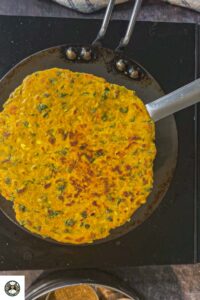 Image of crispy methi paratha cooked both sides.