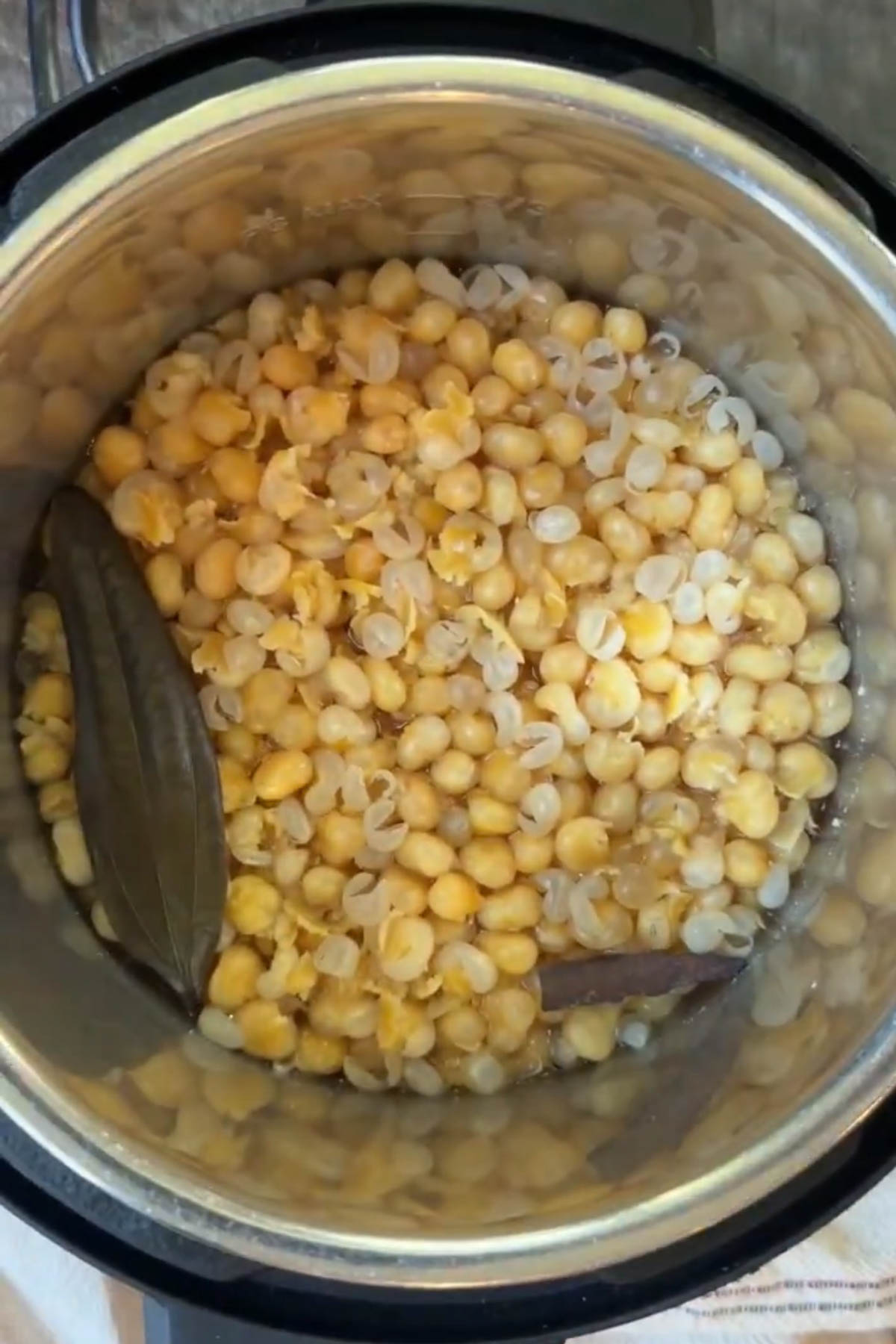 Pressure-cooked white peas with bay leaf and cinnamon.