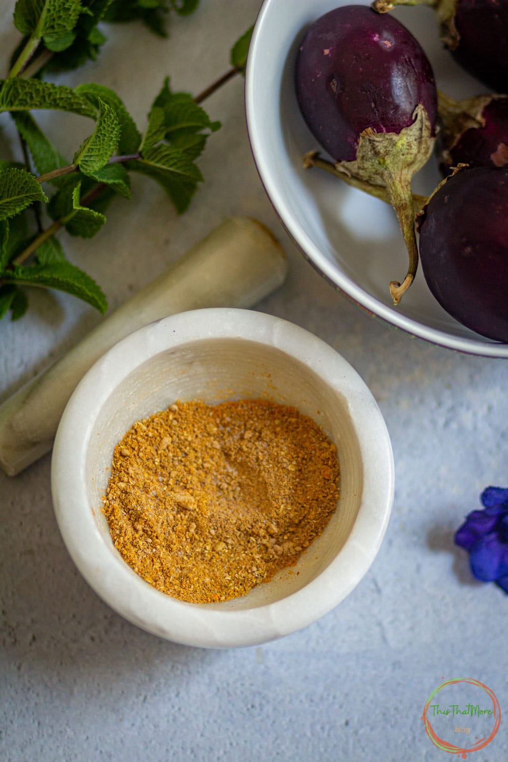 Mix the spices in a bowl.