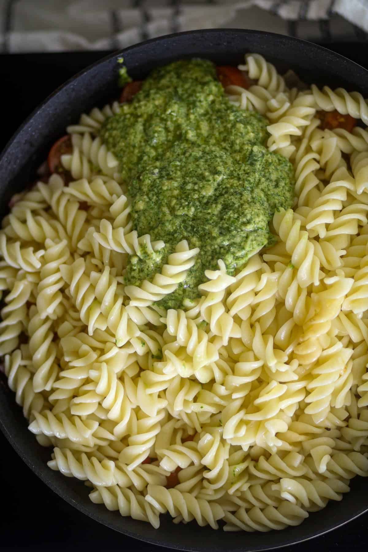 Add vegan pesto and stir.