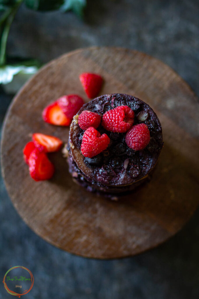 make these instant pot baked oats for breakfast and serve it with fruits