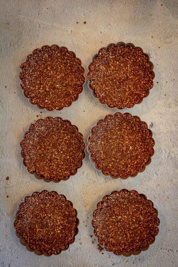 bake the tart pan in the oven for 10 minutes