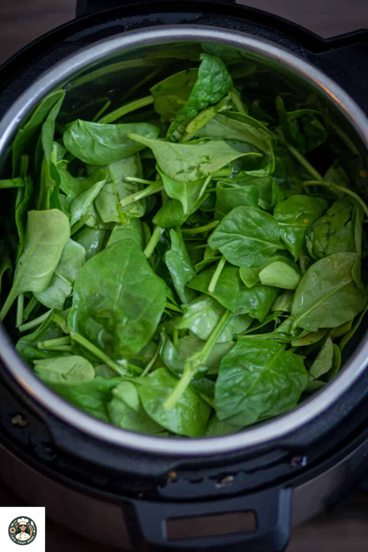 Boil the spinach leaves in some for 2-3 minutes.