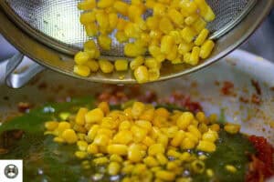 Add pureed spinach and boiled corns.