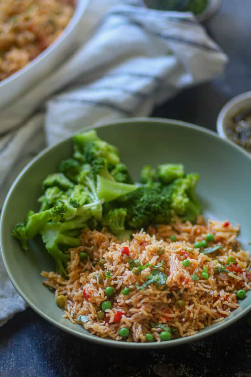 Serve chimichurri rice with some broccoli and enjoy.