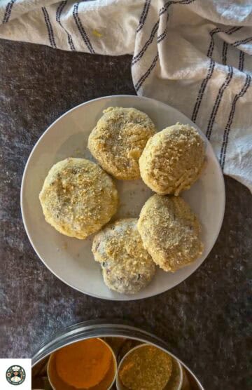 Then coat the tikkis in breadcrumbs properly.