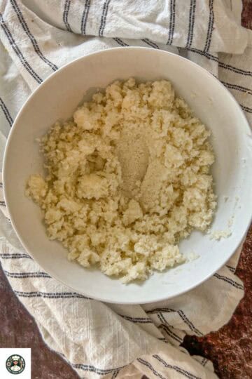 Mix cauliflower and salt in a bowl and let it sit for 10 minutes.