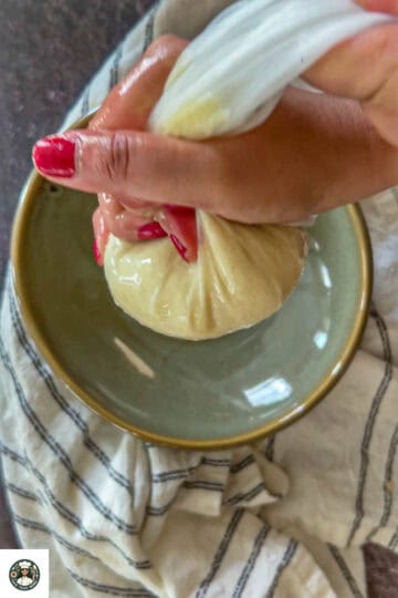 Place grated cauliflower in muslin cloth and remove all the liquid out.