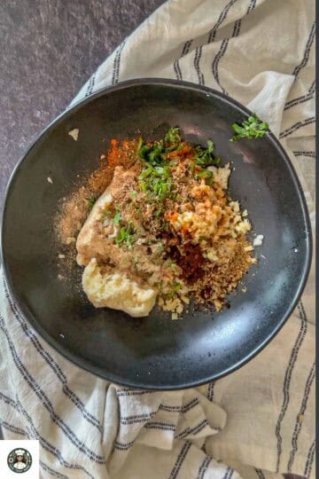 Make filling by adding cauliflower, spices, cilantro, ginger, and green chili in a bowl. Mix everything until well combined.