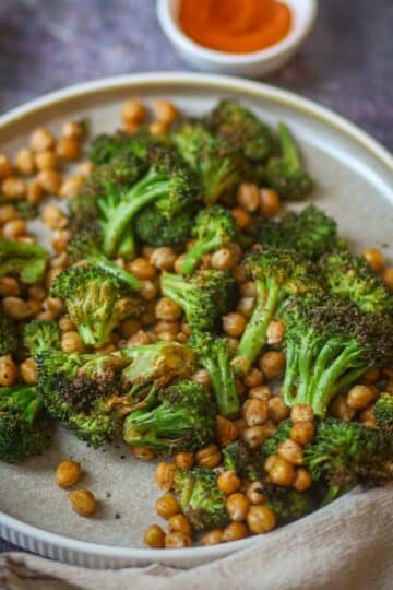 Air fryer broccoli and chickpeas easy healthy vegetarian recipe.